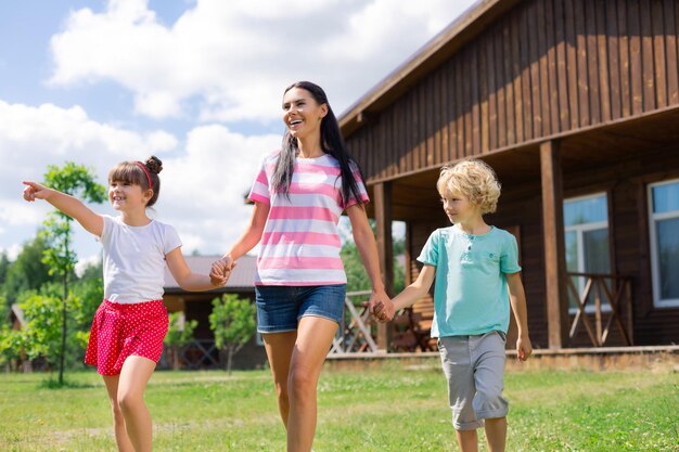 Figlia che si sente eccitata a camminare con mamma e fratello