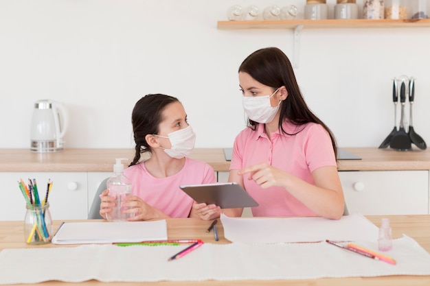 Figlia che tiene la bottiglia di disinfettante