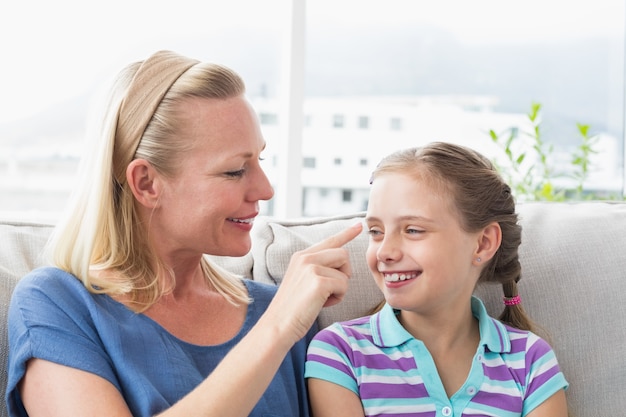 Figlia commovente della madre in salone