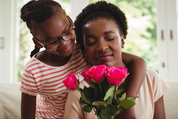 Figlia con le braccia intorno alle spalle della madre