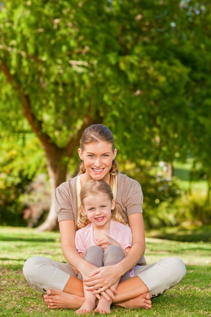 Figlia con sua madre nel parco