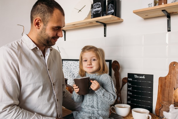 Figlia con suo padre in cucina a casa