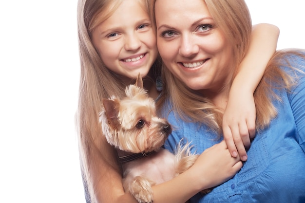 Figlia di madre di famiglia felice e Yorkshire Terrier