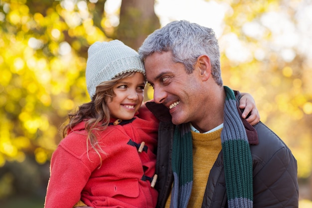 Figlia di trasporto del padre felice al parco