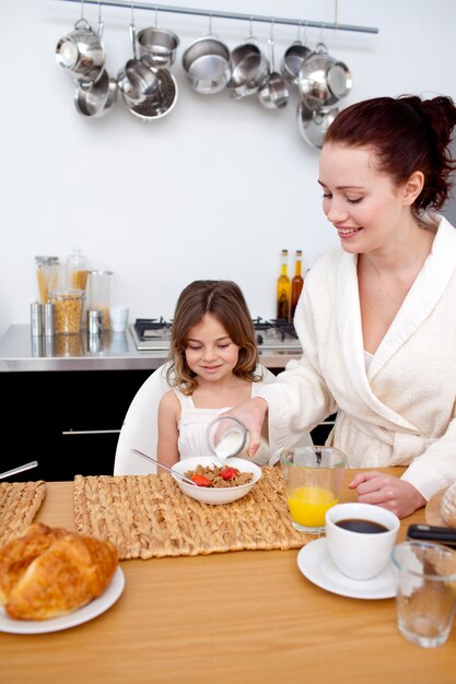 Figlia e madre facendo colazione