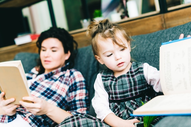 Figlia e madre leggono libri