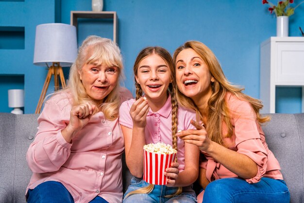 Figlia e nipote della nonna insieme a casa