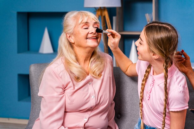 Figlia e nipote della nonna insieme a casa