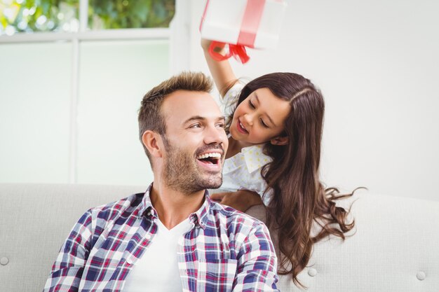 Figlia e padre felici con il regalo