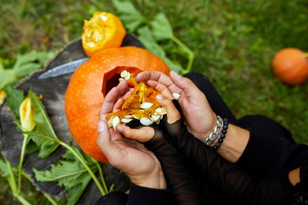 Figlia e padre intagliano la zucca per Halloween, prepara Jack o'Lantern