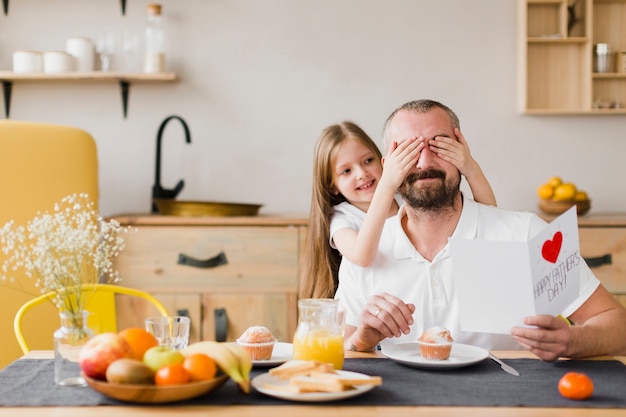 Figlia e papà a colazione il giorno del papà