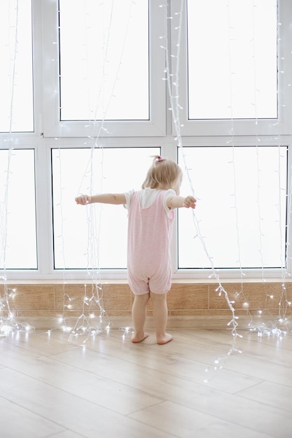 Figlia in bianco con le luci di Natale