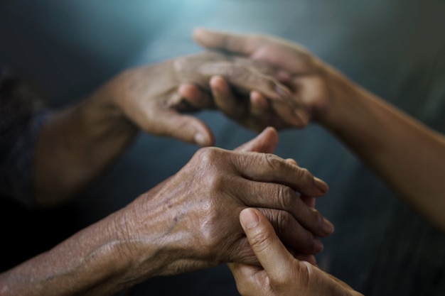 Figlia prenditi cura di sua madre che ha la perdita di memoria della malattia di Alzheimer a causa di demenza e malattia