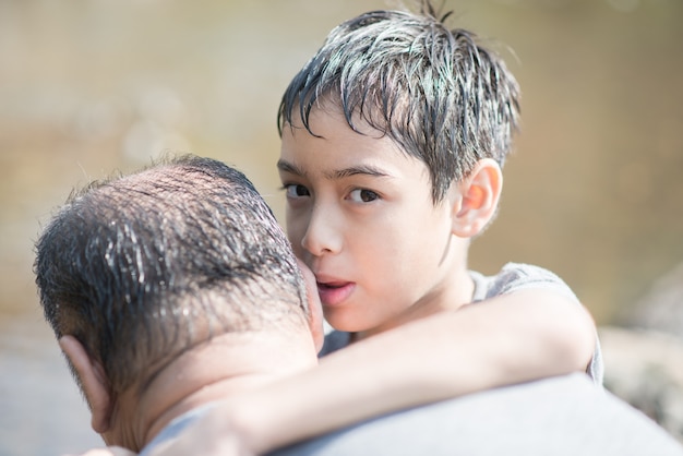 Figlio abbraccio padre con amore