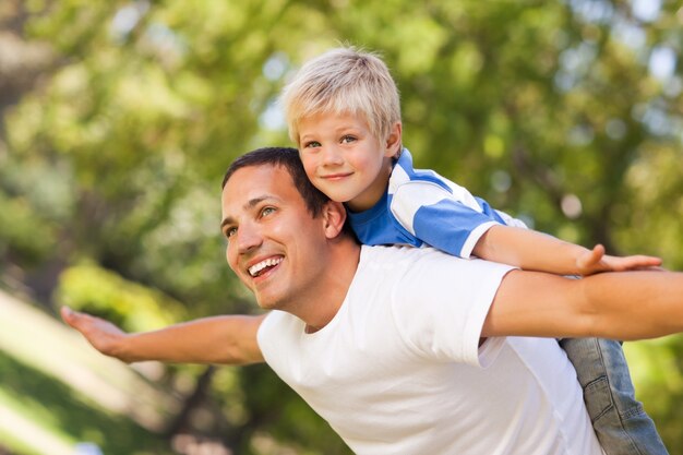 Figlio che gioca con suo padre nel parco