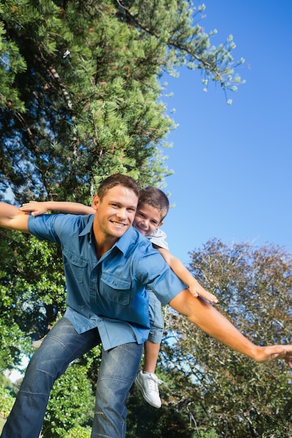 Figlio che gioca con suo padre