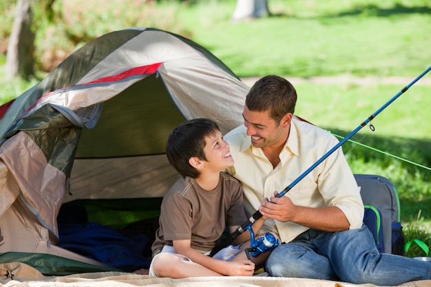 Figlio che pesca con suo padre