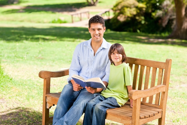 Figlio con suo padre che legge un libro