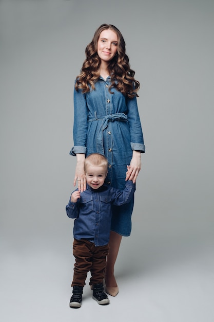 Figlio di risata e madre sorridente in studio