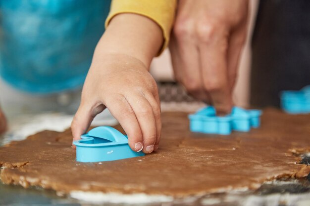 Figlio e padre che fanno i biscotti insieme si chiuda