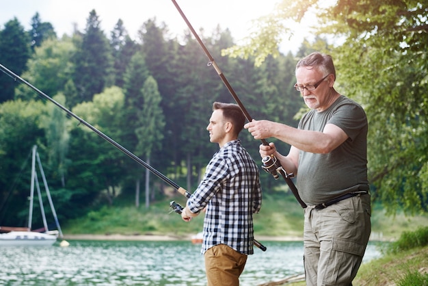 Figlio e padre in battuta di pesca