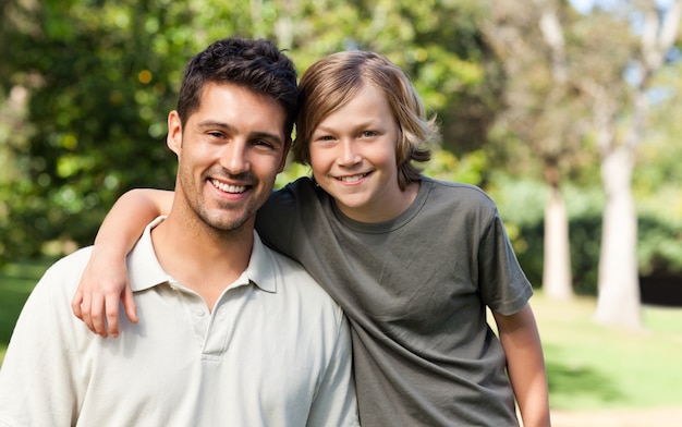 Figlio e suo padre nel parco