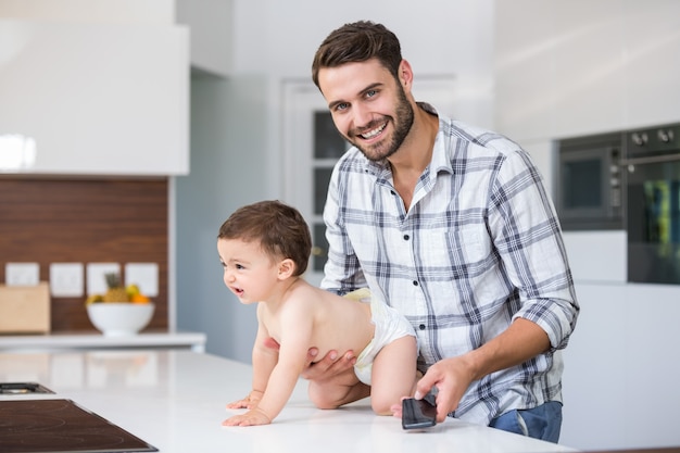 Figlio felice della tenuta del padre alla tavola