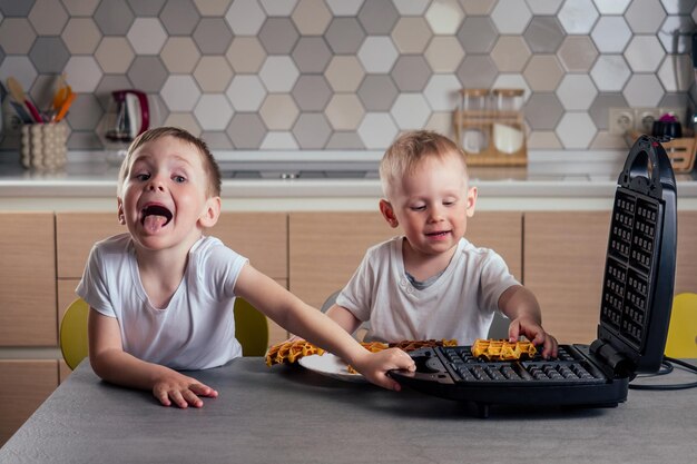 Figlio preparare cialde in cucina cialde belghe piastra per cialde