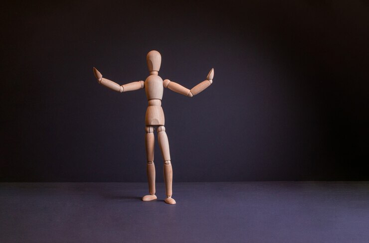 Figura di uomo su sfondo nero Gestalt in posa Uomo di legno su sfondo nero