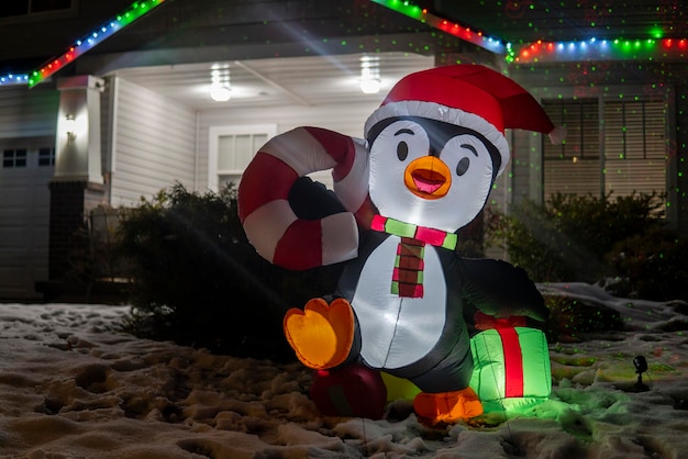 Figura gonfiabile di pinguino in cappello di Babbo Natale con caramelle e confezione regalo che si illumina di notte