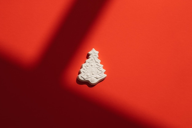 Figura in gesso di un albero di Natale su sfondo colorato