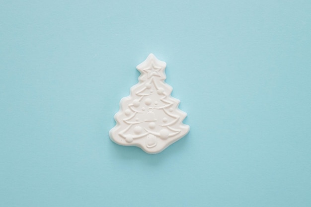 Figura in gesso di un albero di Natale su sfondo colorato