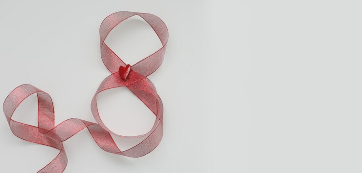 Foto figura otto del nastro rosso su sfondo bianco.