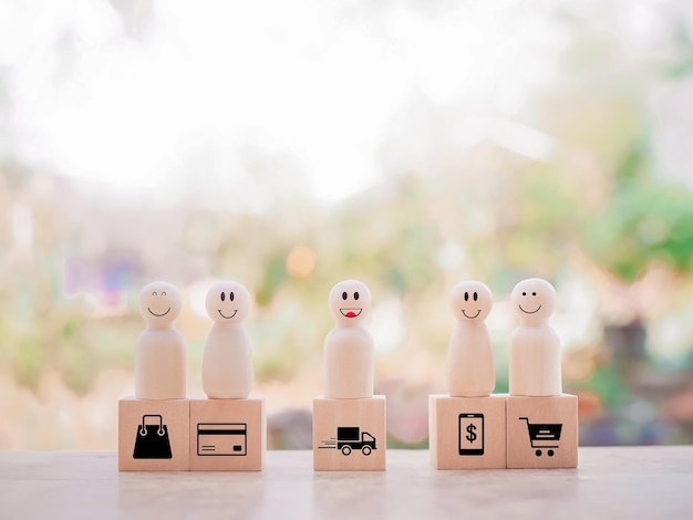 Figura umana in legno e blocco di legno con set di icone per lo shopping online e l'e-commerce