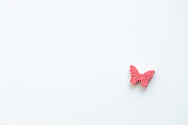 Figure colorate a forma di farfalla su sfondo bianco