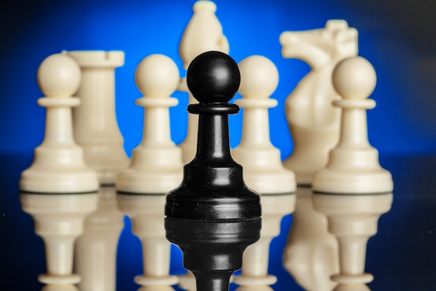 Figure di scacchi sul nero con retroilluminazione blu