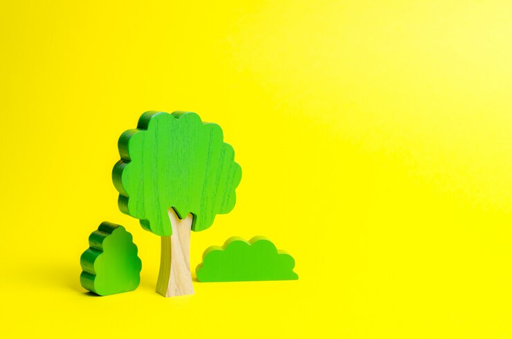 Foto figure in legno di alberi e cespugli