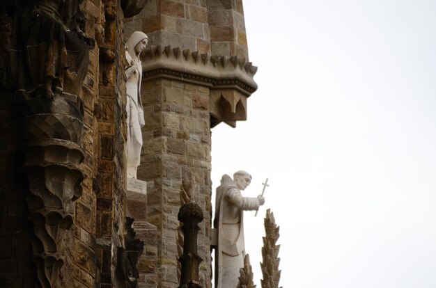 Figure sulla torre della cattedrale di Barcellona