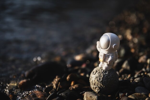 figurina di astronauta in piedi a terra