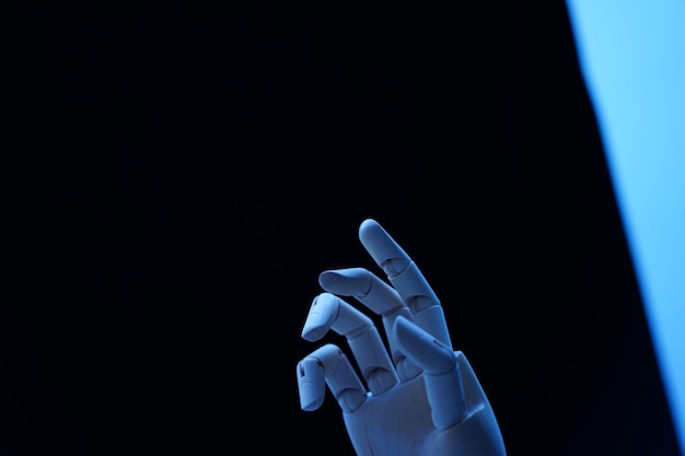 Figurina di mano su uno sfondo colorato