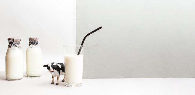 Figurine di bottiglie di latte fresco di mucca e bicchiere di latte