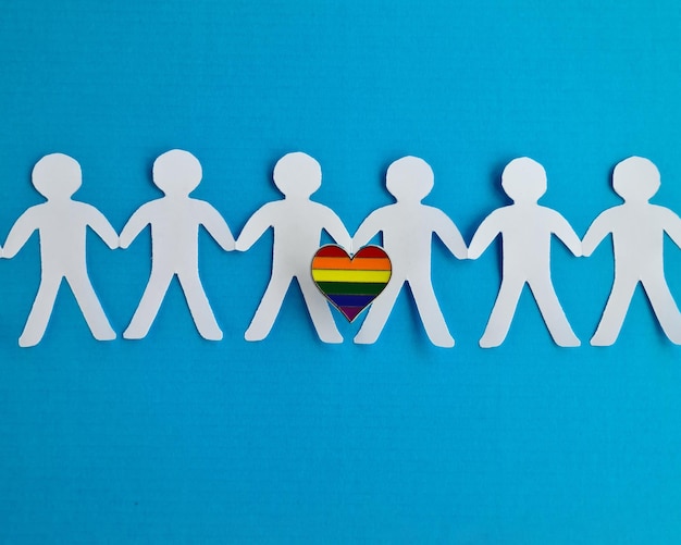 Figurine di persone della comunità LGBT e bandiera del cuore