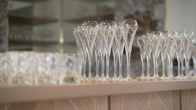 Fila di bicchieri di vino vuoti sul bancone del bar Bellissimi bicchieri di vino sul tavolo del bar Crystal clear emp
