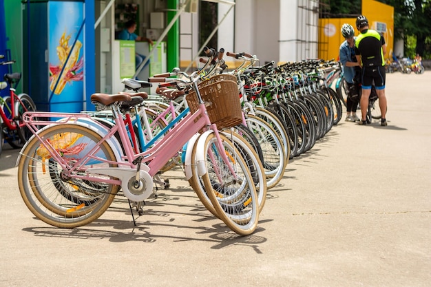 Fila di biciclette in attesa di essere noleggiate vicino alla mostra Foto di alta qualità