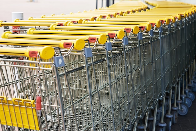 Fila di carrello vuoto vicino a un negozio, primo piano