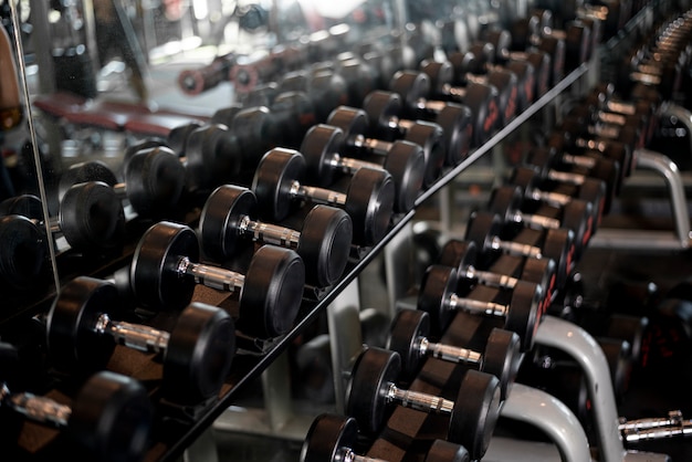 Fila di manubri in palestra fitness