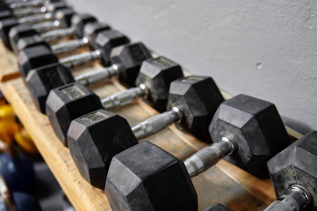 Fila di manubri in palestra