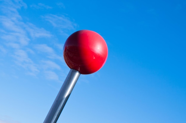 Fila di palline rosse alla stazione della metropolitana leggera contemporanea a Denver, in Colorado.