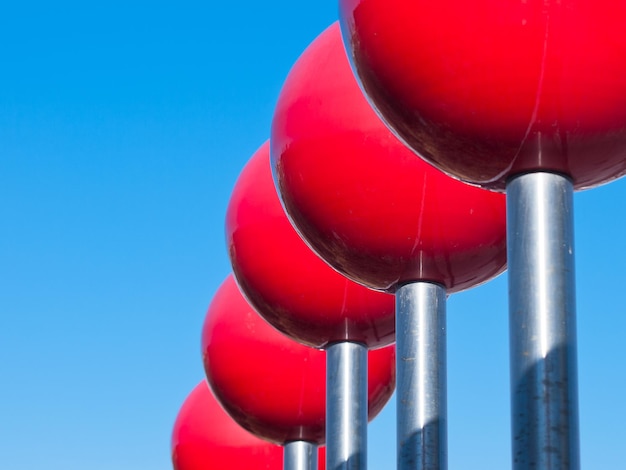 Fila di palline rosse alla stazione della metropolitana leggera contemporanea a Denver, in Colorado.