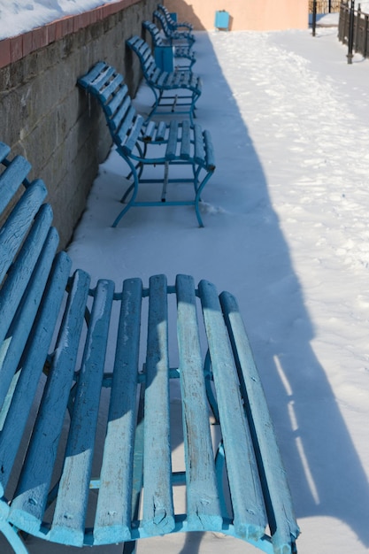 Fila di panchine sul terrapieno innevato